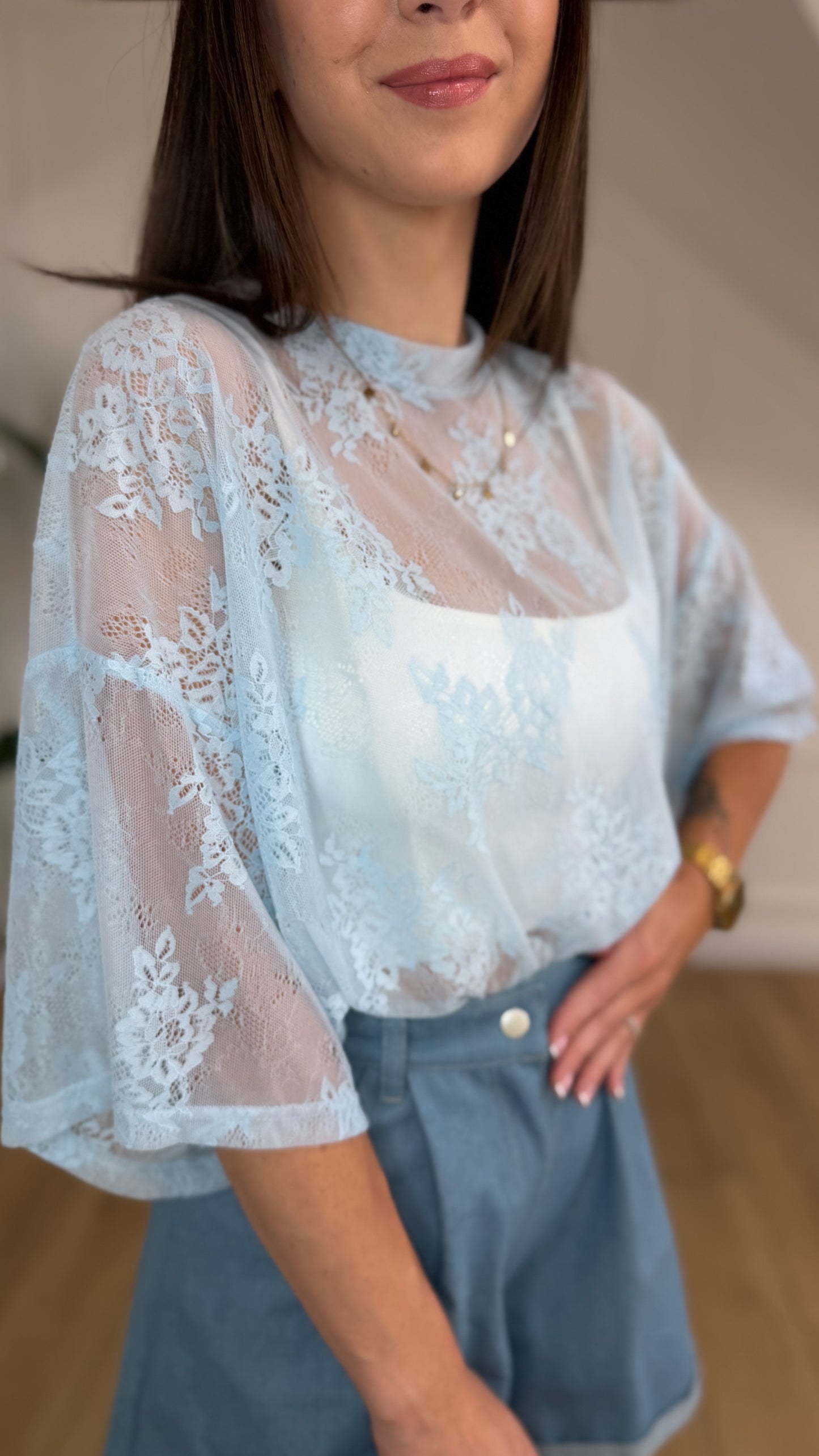 T-shirt PERLA - oversize z koronki BŁĘKITNY
