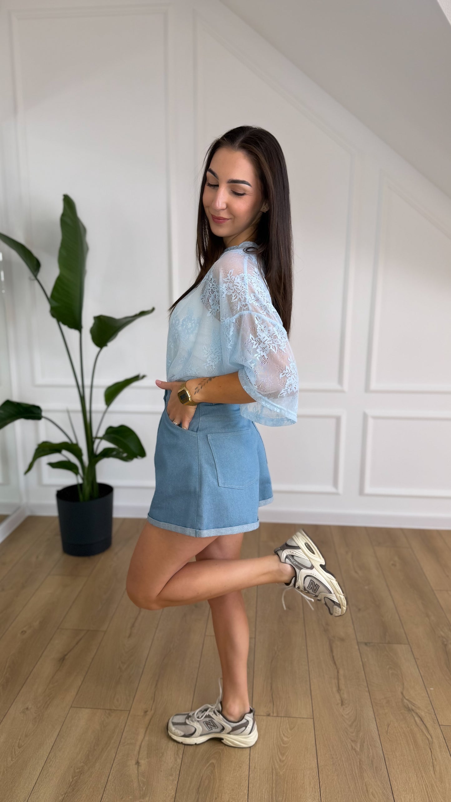T-shirt PERLA - oversize z koronki BŁĘKITNY